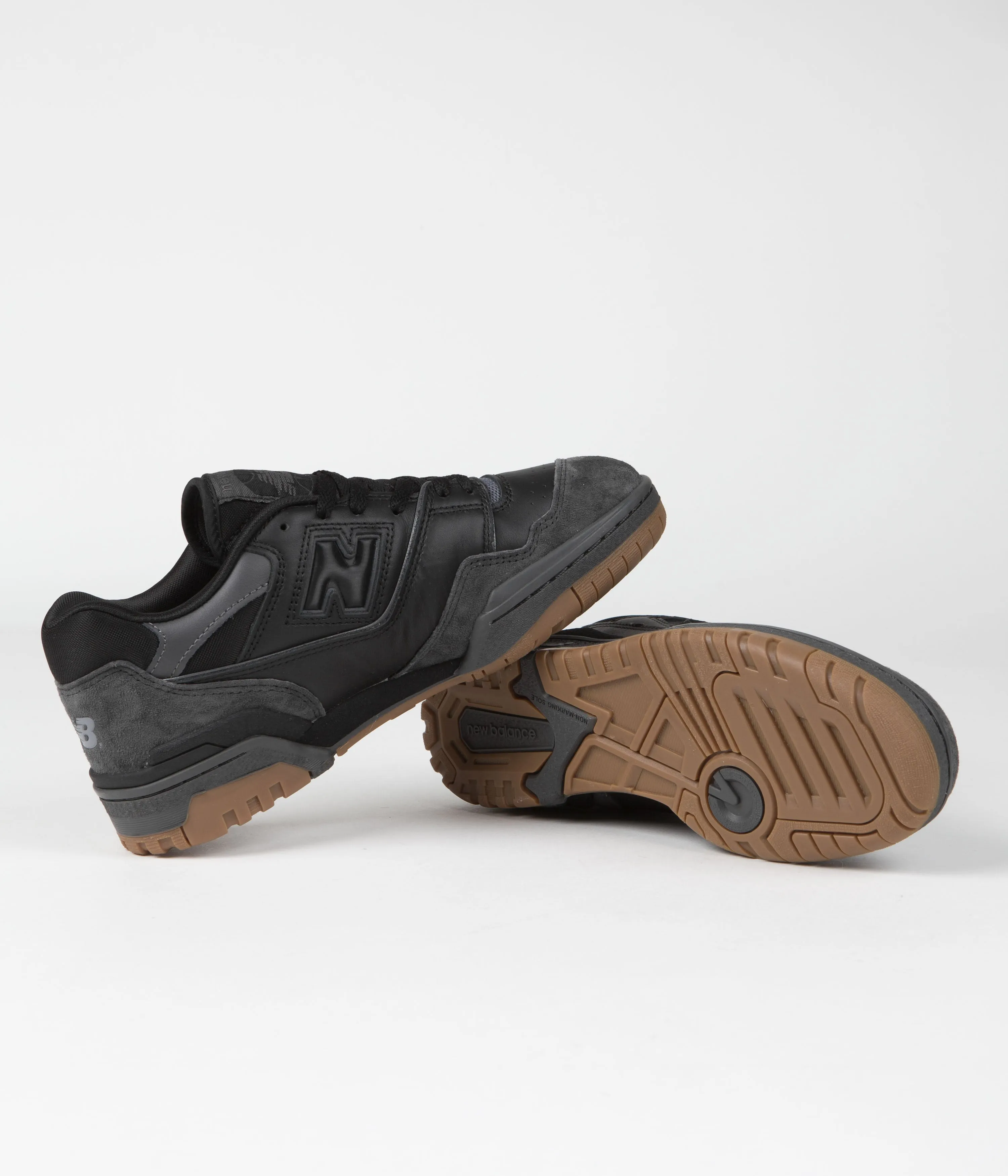 New Balance 550 Shoes - Black / Gum